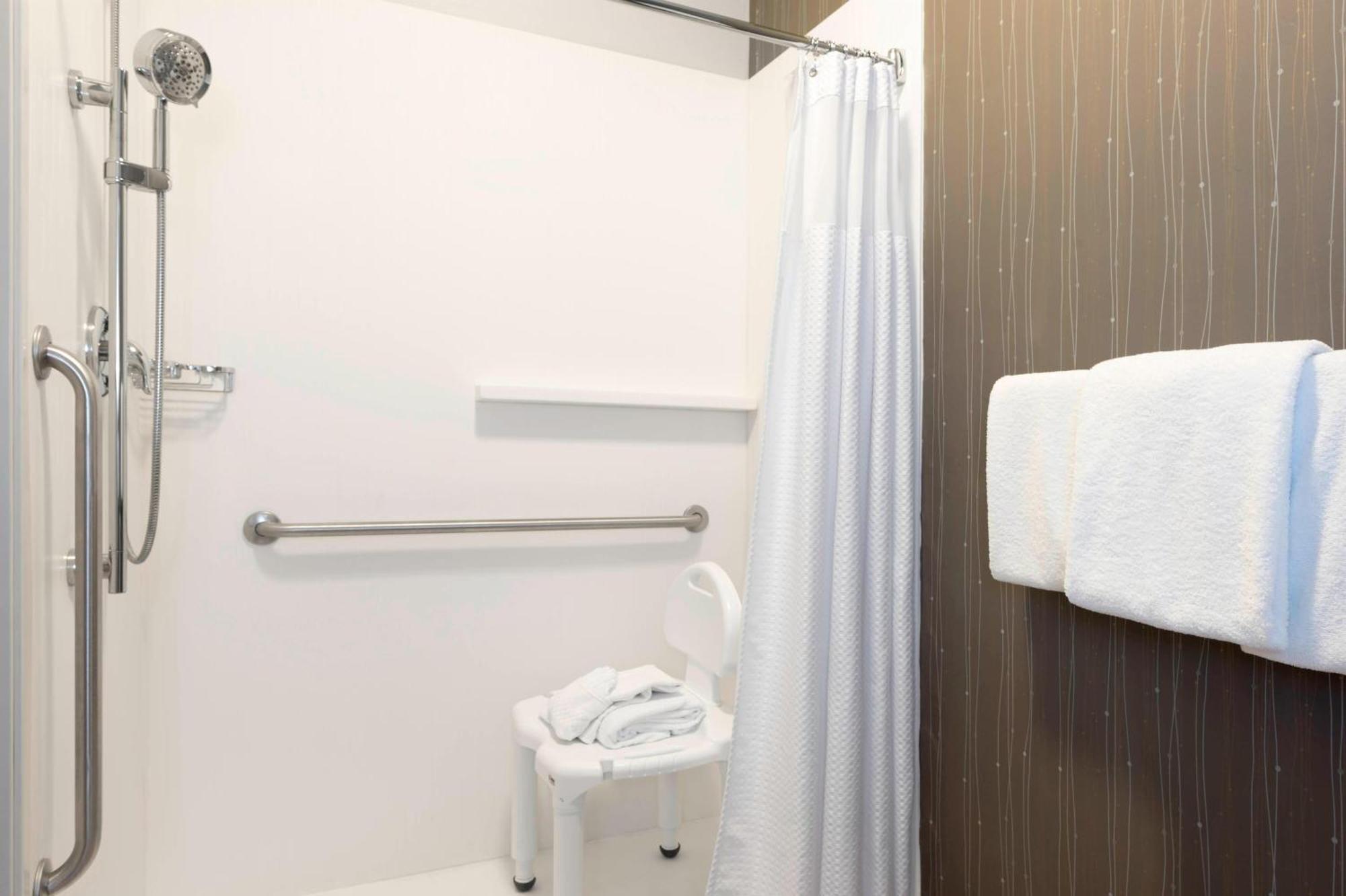 Courtyard By Marriott Traverse City Exterior foto